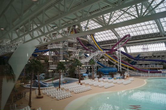 .... im Mega Hallenbad mit Wellenbad, verschiedenen Wasserrutschen, und einem Bungeeturm