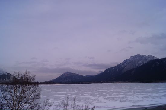 Gefrorener See zwischen Banff und Calgary ... Viele Strassenschilder waren verschneit weshalb ich keine Namen lesen konnte.
Goooogle
