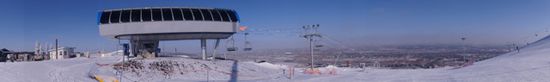 Sessellift Bergstation mit blick auf Calgary ... Dahinter eine Wohnsiedlung