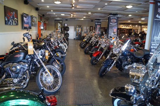 Kurzer Abstecher in einen Harley Davidson Laden.
Ich hab die Bikes nicht gezählt ... Es waren sehr viele.
2 stöckiger laden