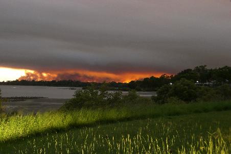 Buschbrand im Nationalpark von Tin Can Bay aus gesehen