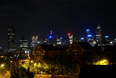 Melbourne bei Nacht von der Dachterasse des Hostels aus betrachtet