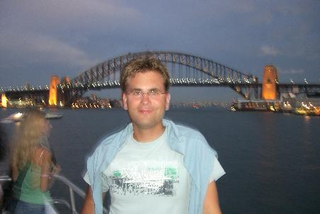 Da bin ich nochmal vor der abendlichen Harbour Bridge.