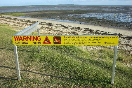 Typisches Hinweisschild im tropischen Queensland, hier an der Esplanade in Cairns