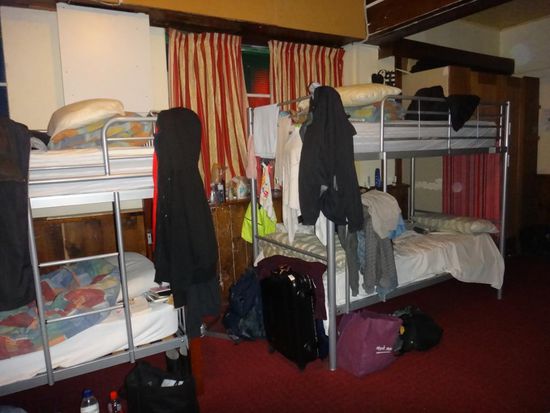 Damit ihr mal eine Ahnung von einem Hostelzimmer kriegt: Da schlafen nur zwei Personen...wie sieht es wohl bei zehn Personen aus?! 