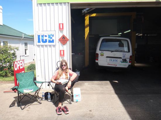 Hier haben wir den ganzen Tag auf unser Auto (hinten in der Garage) gewartet.