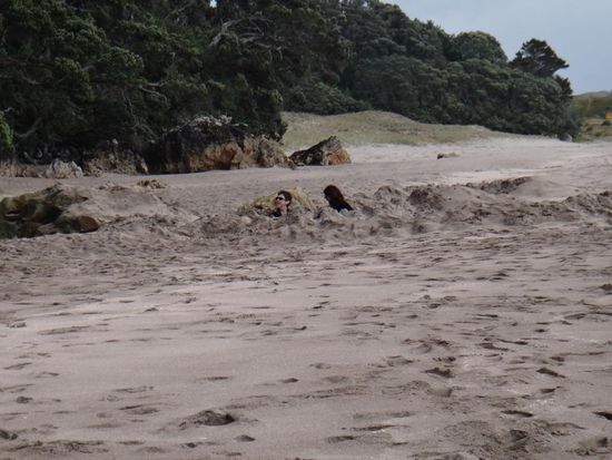 Wer genau hinguckt kann die zwei Personen sehen, die das heiße Wasser des Hot Water Beach genießen