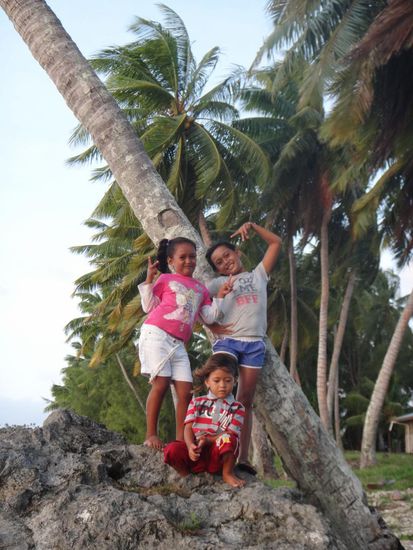 Die beiden Schwester haben sich über eine Stunde mit mir unterhalten und mir ganz viele Lieder vorgesungen, während ihr kleiner Bruder im Sand gespielt hat 