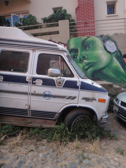 Das Auto muss da schon seit längerem stehen. 