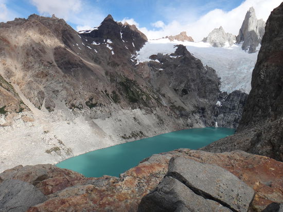 Lagune und im Hintergrund einer der vielen Gletscher des Nationalparks Los Glaciares (= die Gletscher)
