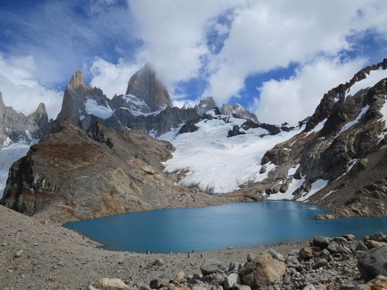 In der Sprache der Tehuelche-Indianer hieß der Fitz Roy El Chaltén, was "Rauchender Berg" bedeutet, da sein Gipfel meist von Wolken umgeben ist