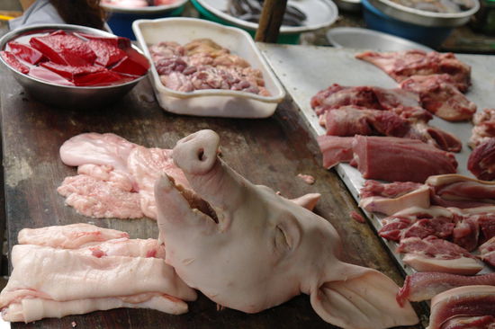 Hier wird alles verwendet...hinten links im Bild "Blutkuchen", ein typisch vietnamesisches Frühstück