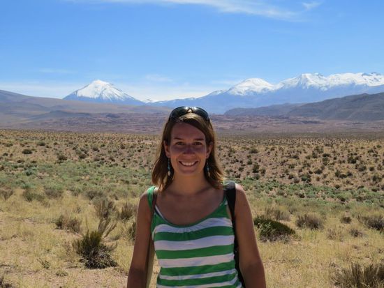 Die Atacama ist zwar die trockenste Wüste der Welt, aber im Hintergrund sieht man stets die Vulkane. Und nicht vergessen: San Pedro liegt bereits auf 2400 m.