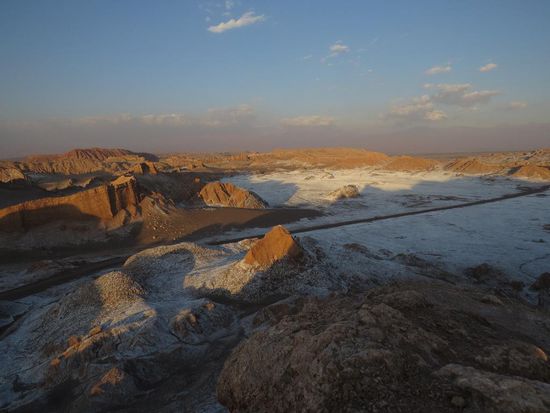 Das Mondtal - bei dem Ausblick versteht man, wie es zu seinem Namen kam.  Das Weiße ist übrigens Salz.