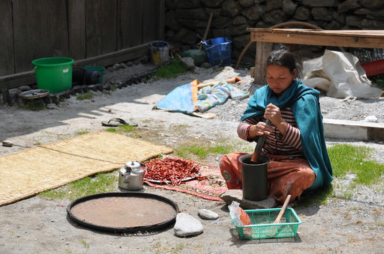 Frau beim Verarbeiten von Chilischoten