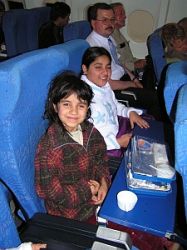 die kleine Nadia und Monira im Flugzeug der Ariana-Afghan-Airlines auf dem Weg nach Kabul
