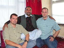 Andreas und Alex mit einem afghanischen Gastgeber