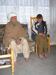 Unser Ex-Patient Mohammad Gul mit seinem Vater
