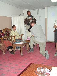 Alex dokumentiert die Patienten auf Fotos