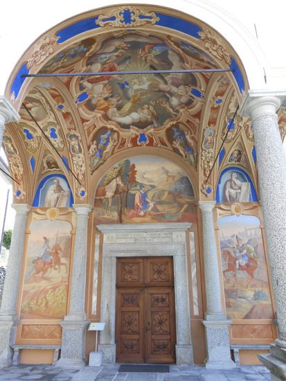 Aurigeno - Schweiz
Besonders erwähnenswert sind auch die sehr kunstvoll gestalteten Eingansportale der Dorfkirchen...