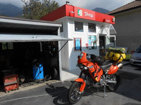 italienische Minitankstelle, an der SS337