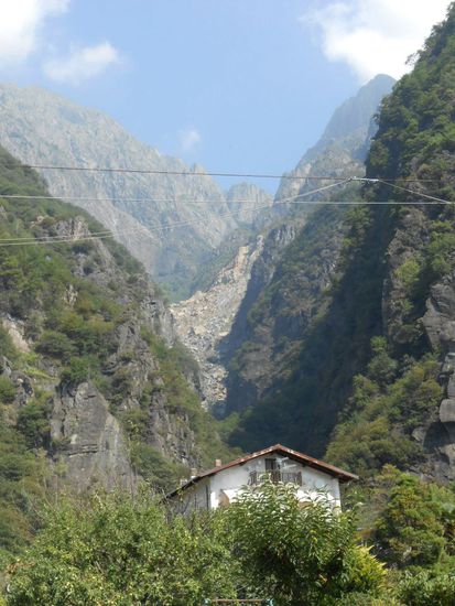 Nähe Megolo, an der SS33 - Italien ...unterhalb einer so mächtigen Steinablagerung , welche offensichtlich durch Gesteinlawinen erzeugt wurde, zu wohnen muss sehr beruhigend sein...
