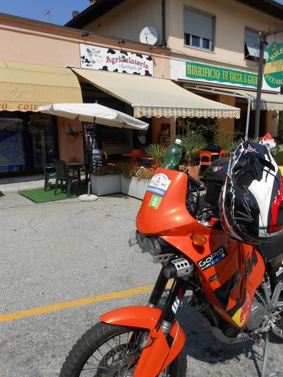 supie leckeres Eis gab´s auch in 
San Giulio - Lago d´orta, Italien
http://de.wikipedia.org/wiki/Orta_San_Giulio
http://www.tripadvisor.de/Restaurant_Review-g187854-d2633884-Reviews-AgriGelateria-Orta_San_Giulio_Province_of_Novara_Piedmont.html