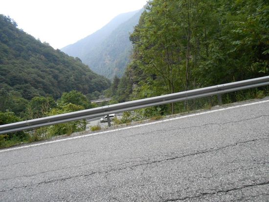 SP27 von Mondarello Richtung Saretto - Italien
Der Strassenverlauf wird wieder etwas steiler, wie an den gerade nach oben gewachsenen Bäumen zu erkennen ist