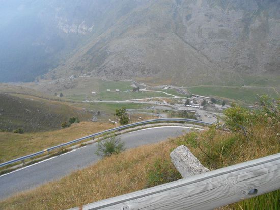 dort unten liegt Crissolo - Italien...
die Strecke wird je nach Sicht-u.Nebellage in drei Stufen oberhalb von Crissolo gesperrt...ich hatte Glück und durfte bis ganz oben rauf