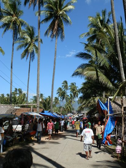 Bis zum Strand unter Palmen
Der Markt in Maluay
Jeden Mittwoch