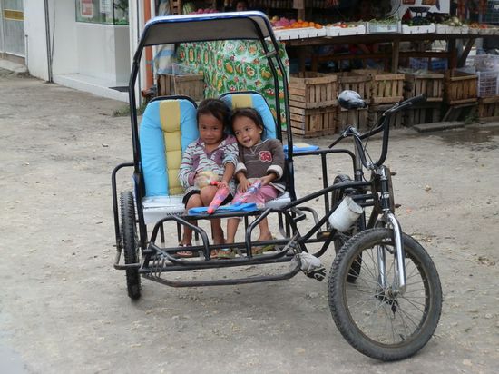 Mit diesem mini Fahrrad hat er uns ins Resort gebracht
Mit uns zwei und Gepäck