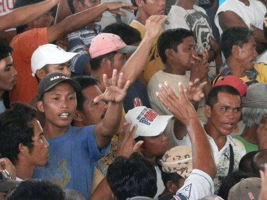 Bieten um die Wette
Finger oben bedeutet Tausend
Und fünf Finger...also 5 Tausend