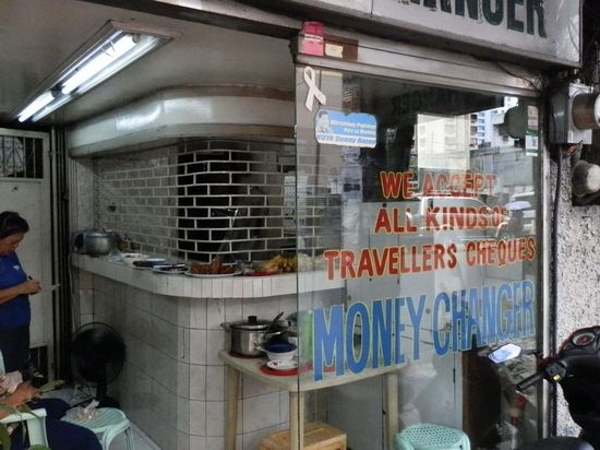Money Changer
Nebenbei kann man hier auch essen
Wo...na im stehen!