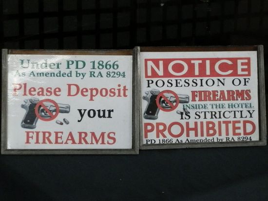 Waffen bitte vor Eintritt in ein Gebäude abgeben ???