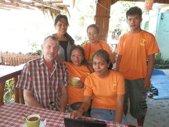Die rechts neben Bossi sitzt ... das ist Emy...
und weitere Zuschauer