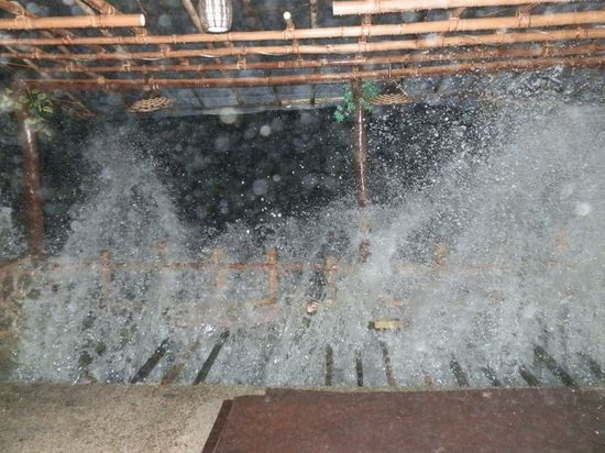 Auf der Terrasse von Tina´s Restaurant. 
Leider gerade keine Opfer 
Es ging viel kaputt