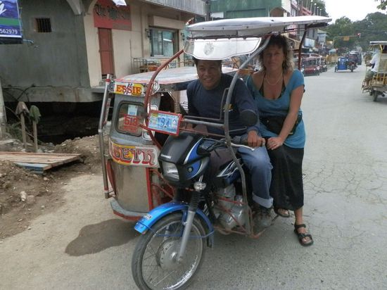 Und das ist ein Tricycle 
Nicht viel Platz auf dem Teil!!!!
Wir haben in dem Beiwagen gesessen - aua, mein Hinterteil.