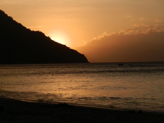 So gehen die Tage hier zu Ende
Und bald darauf auch wir schlafen
Strand macht nämlich müde