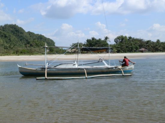 Mit diesem Boot mussten wir über den Fluss