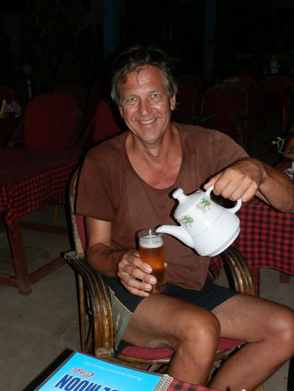 Am Abend noch ein Pläuschchen!
Bei einer guten Tasse Tee!!!
Auch hier in Kerala ist Alloholverbot.  Ha, ha Prost Alex und danke für das wundervolle Foto
