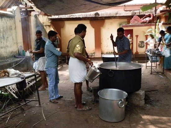 Alle warten bis der Reis fertig ist