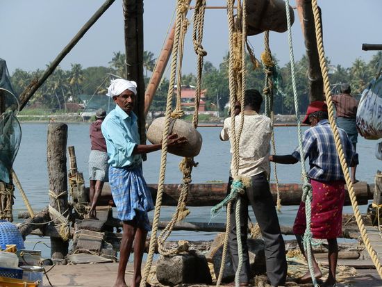 Wird das Netz zu Wasser gelassen halten es die Gegengewichte