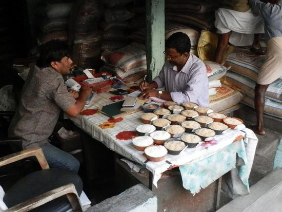 Reishändler bei der Qualitätsprüfung