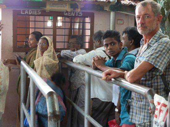 Irgendwie schon merkwürdig
Seperate Wartelinien - Man und Weib immer schön getrennt!