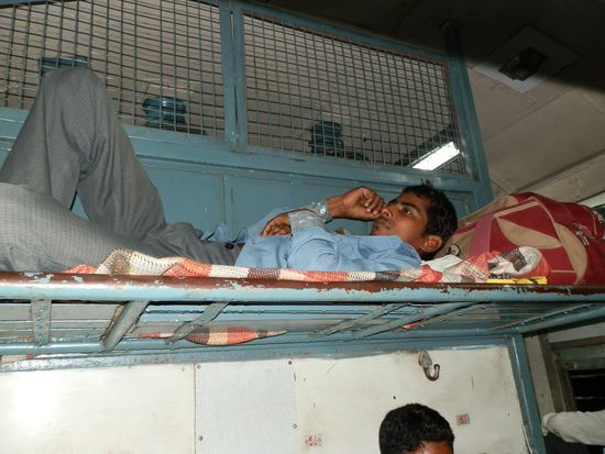 Selbst auf der Gepäckablage machten es sich einige Gemütlich!!!