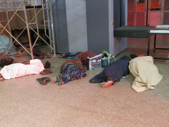 Die hatten nicht das Geld für ein Hotel
Und wir jammer weil die Dusche nicht geht!