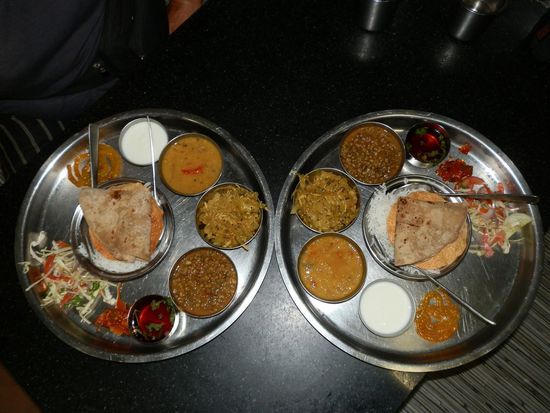In dem Family Restaurant an der Maria Hall 
Thali - Reisgericht mit verschiedenen Currys, Salat und chapati (Brot)