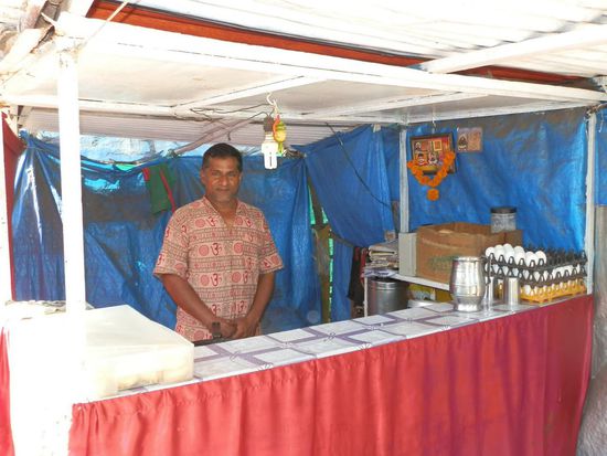 Das ist der Stand direkt vor dem Strand
Hier gibt es das beste Chana Masala der ganzen Gegend 
Das gleiche gilt für den Chai und die Omelets und, und, und
Darauf hatte sich mein Bossi am meisten gefreut 