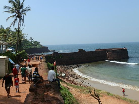 Rechts am Resort vorbei und schon läuft man auf 300 Jahre alten Mauern herum