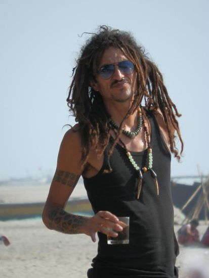 Aussteiger - hält sich wohl mit Tattoos über Wasser
Nach dem Motto, du gibst mir Essen und Trinken und ich mal dich an !